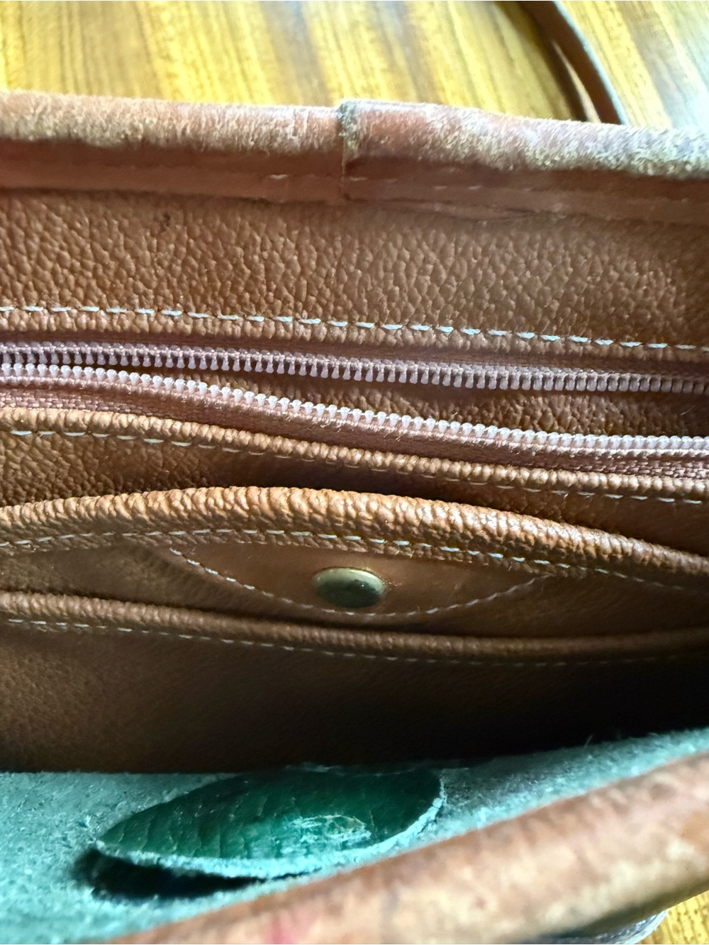 Dooney & Bourke USA Vintage All Weather Leather Crossbody Shoulder Bag - Picture 5 of 8